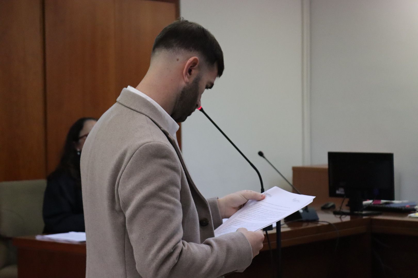 Raúl Gallardo leyendo una de las pruebas presentadas por la Fiscalía.jpeg